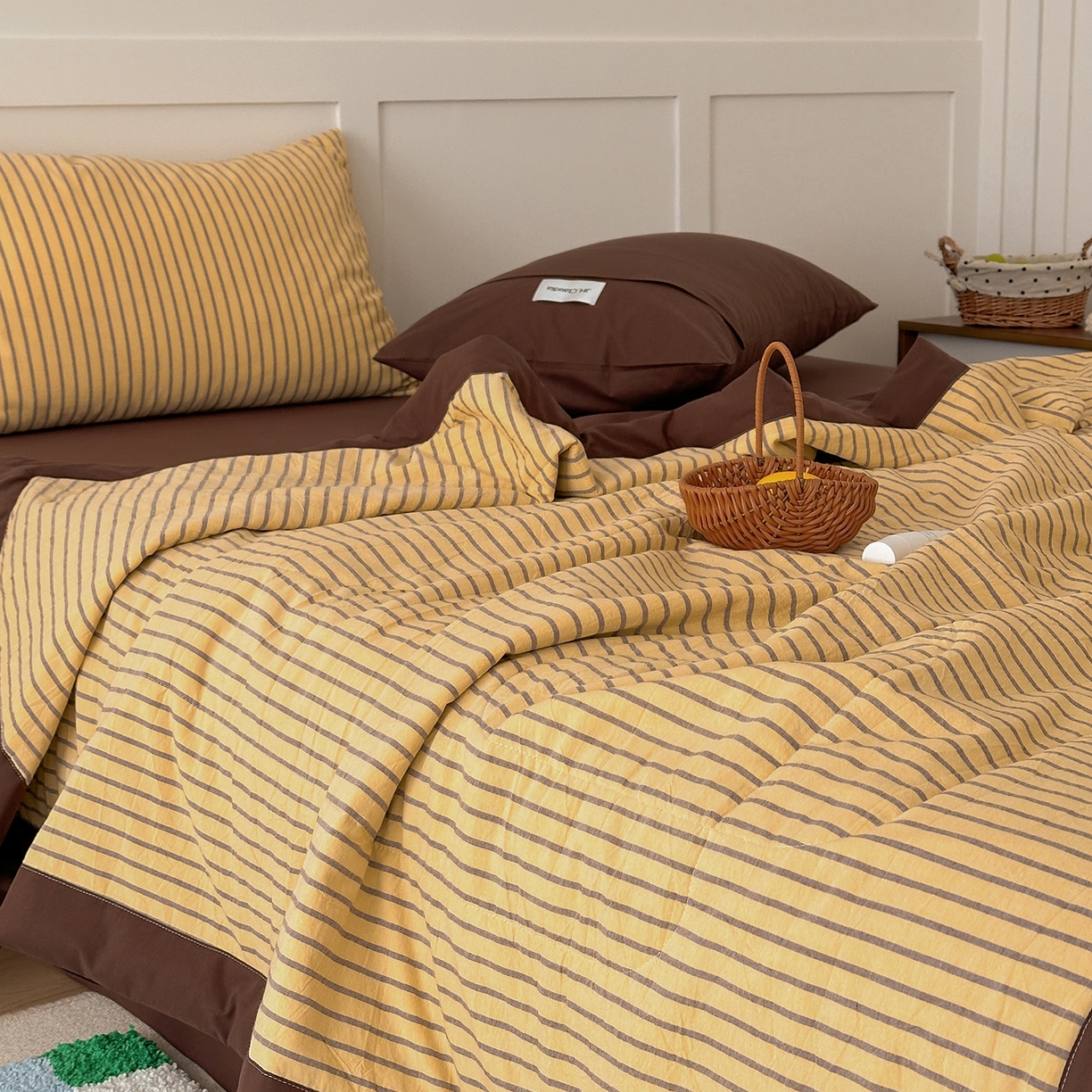 91家纺网 家纺一手货源 找家纺 玖弘家居 2026新款凉感亲肤羽丝棉夏被 黄咖条