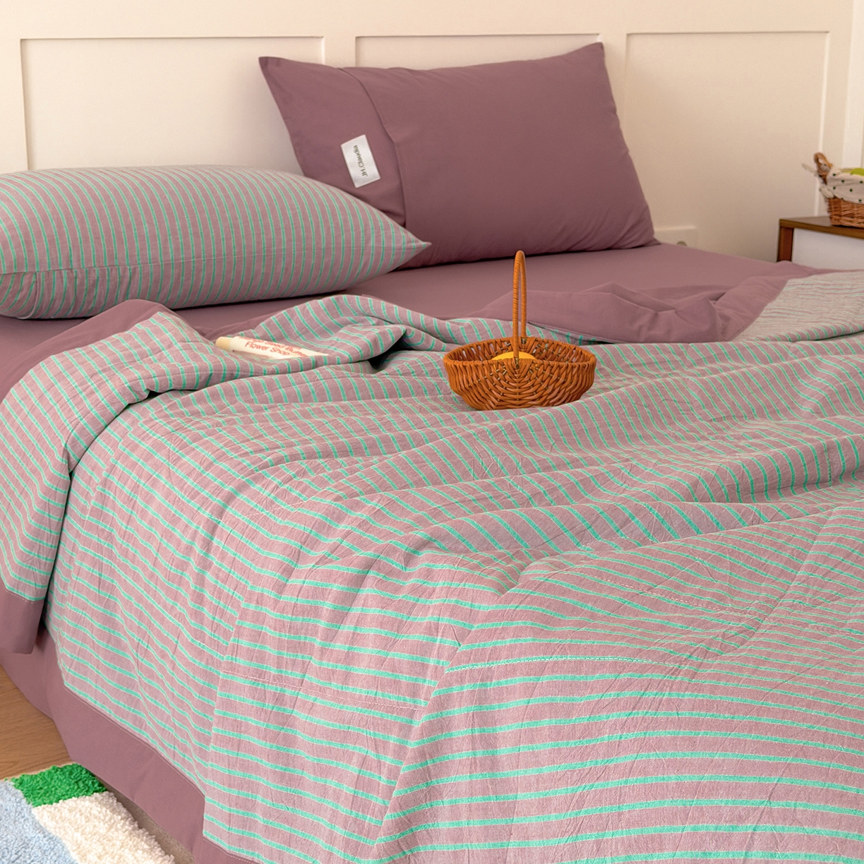 91家纺网 家纺一手货源 找家纺 玖弘家居 2026新款凉感亲肤羽丝棉夏被 粉紫条