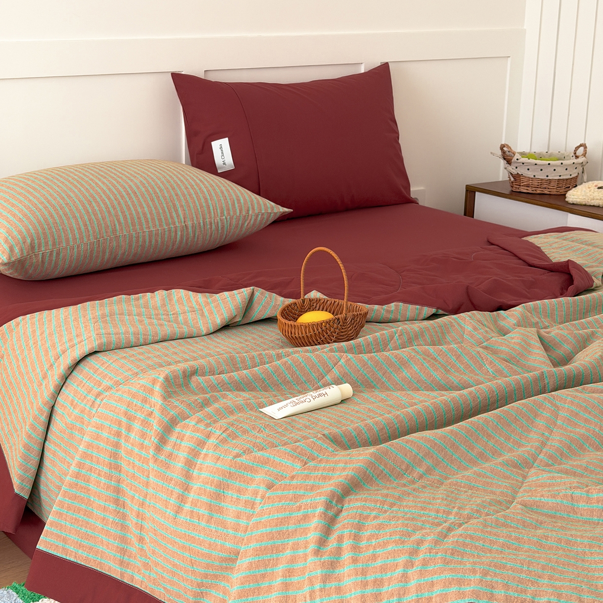 91家纺网 家纺一手货源 找家纺 玖弘家居 2026新款凉感亲肤羽丝棉夏被 桔红条