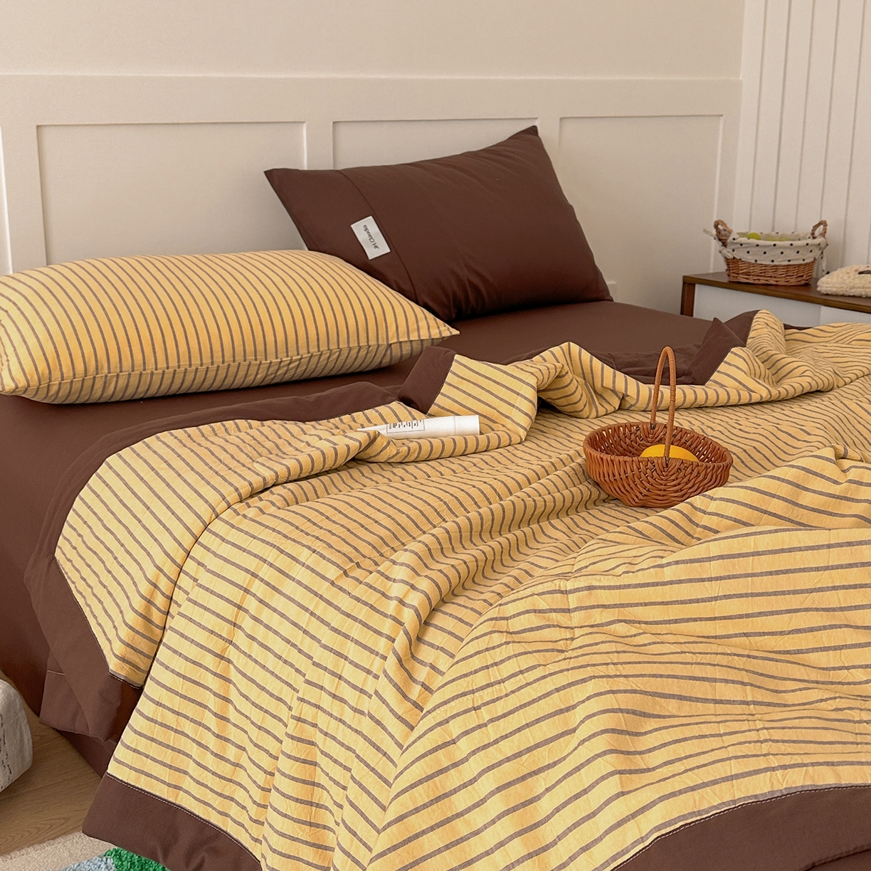 91家纺网 家纺一手货源 找家纺 玖弘家居 2026新款凉感亲肤羽丝棉夏被 黄咖条