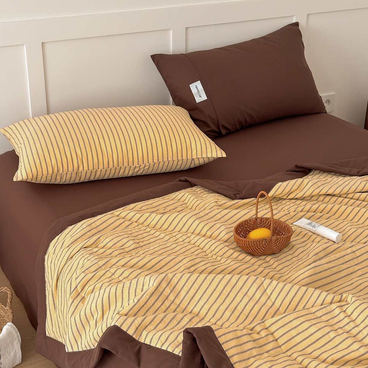 91家纺网 家纺一手货源 找家纺 玖弘家居 2026新款凉感亲肤羽丝棉夏被 黄咖条