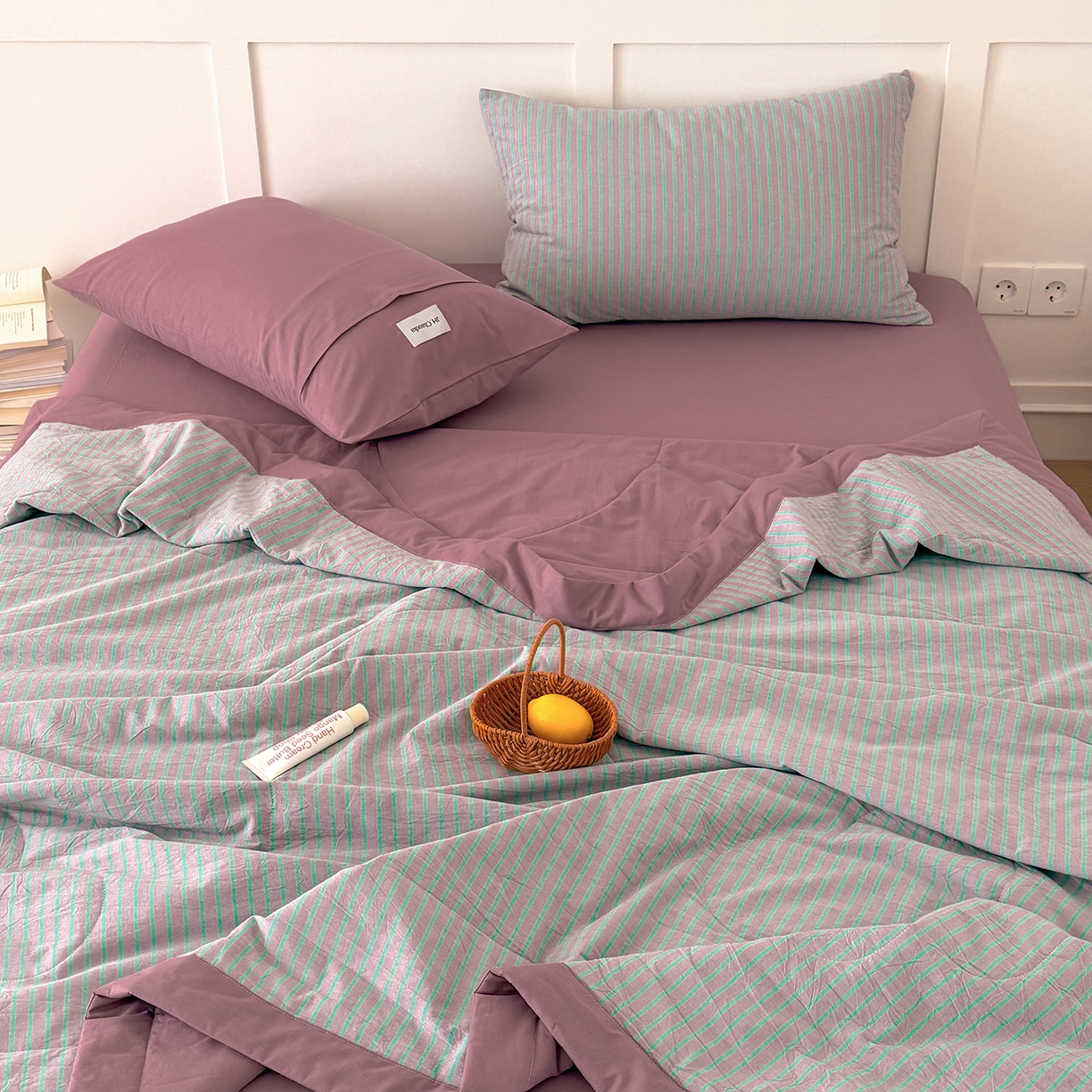 91家纺网 家纺一手货源 找家纺 玖弘家居 2026新款凉感亲肤羽丝棉夏被 粉紫条