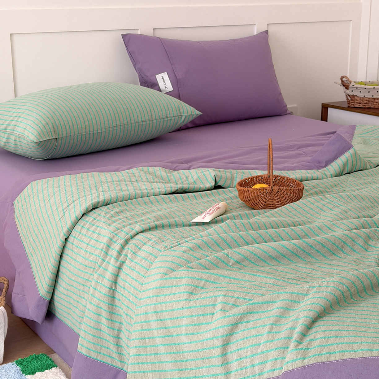 91家纺网 家纺一手货源 找家纺 玖弘家居 2026新款凉感亲肤羽丝棉夏被 绿紫条