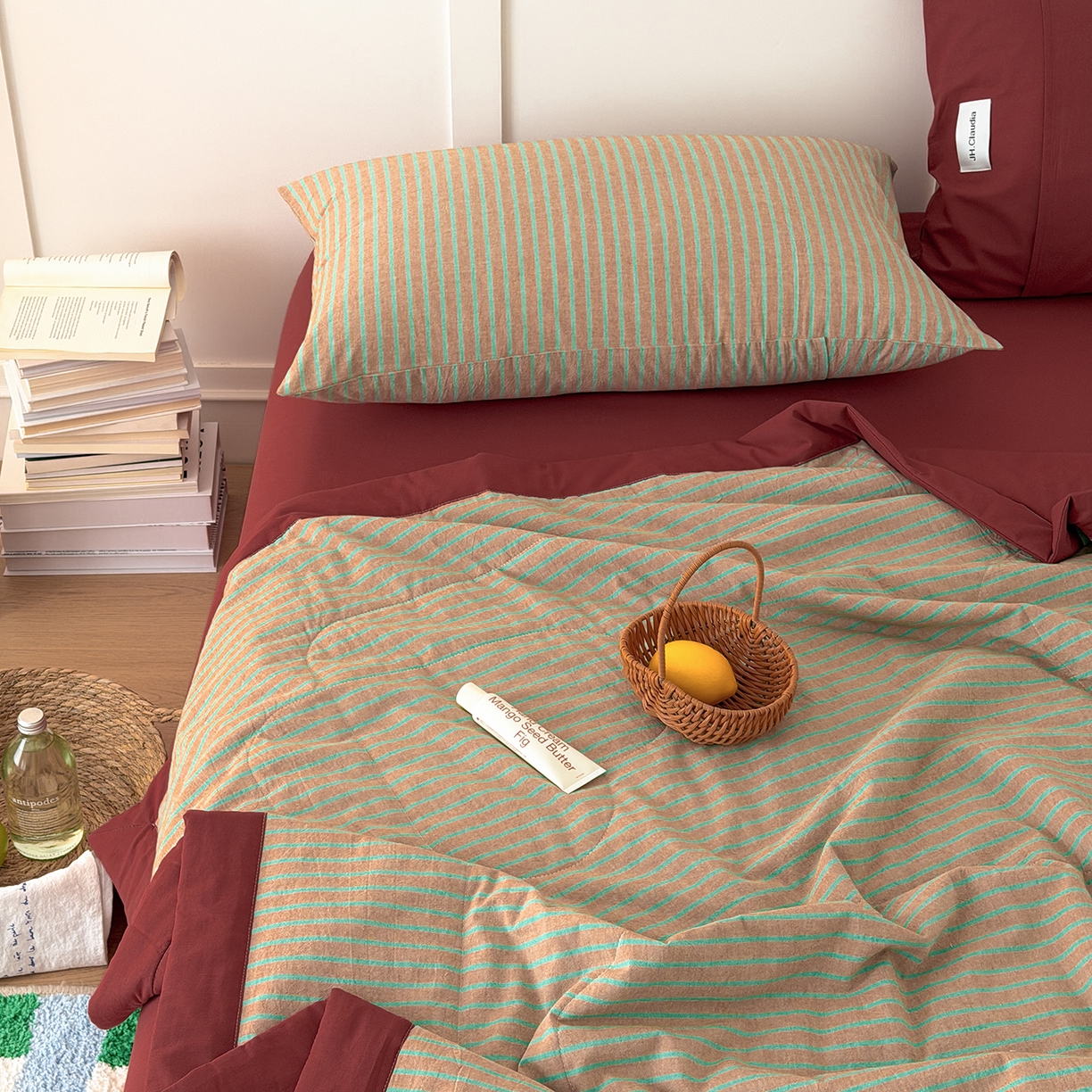 91家纺网 家纺一手货源 找家纺 玖弘家居 2026新款凉感亲肤羽丝棉夏被 桔红条