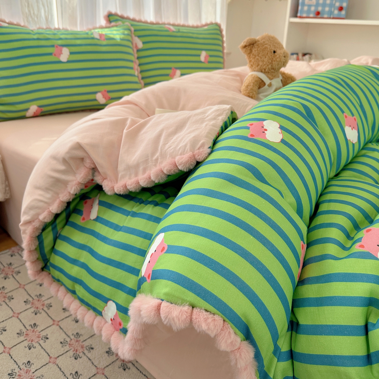 91家纺网 家纺一手货源 找家纺 Sweet dreams甜梦 2026春夏新款全棉纯棉双层纱毛球款四件套 条纹小狗仔