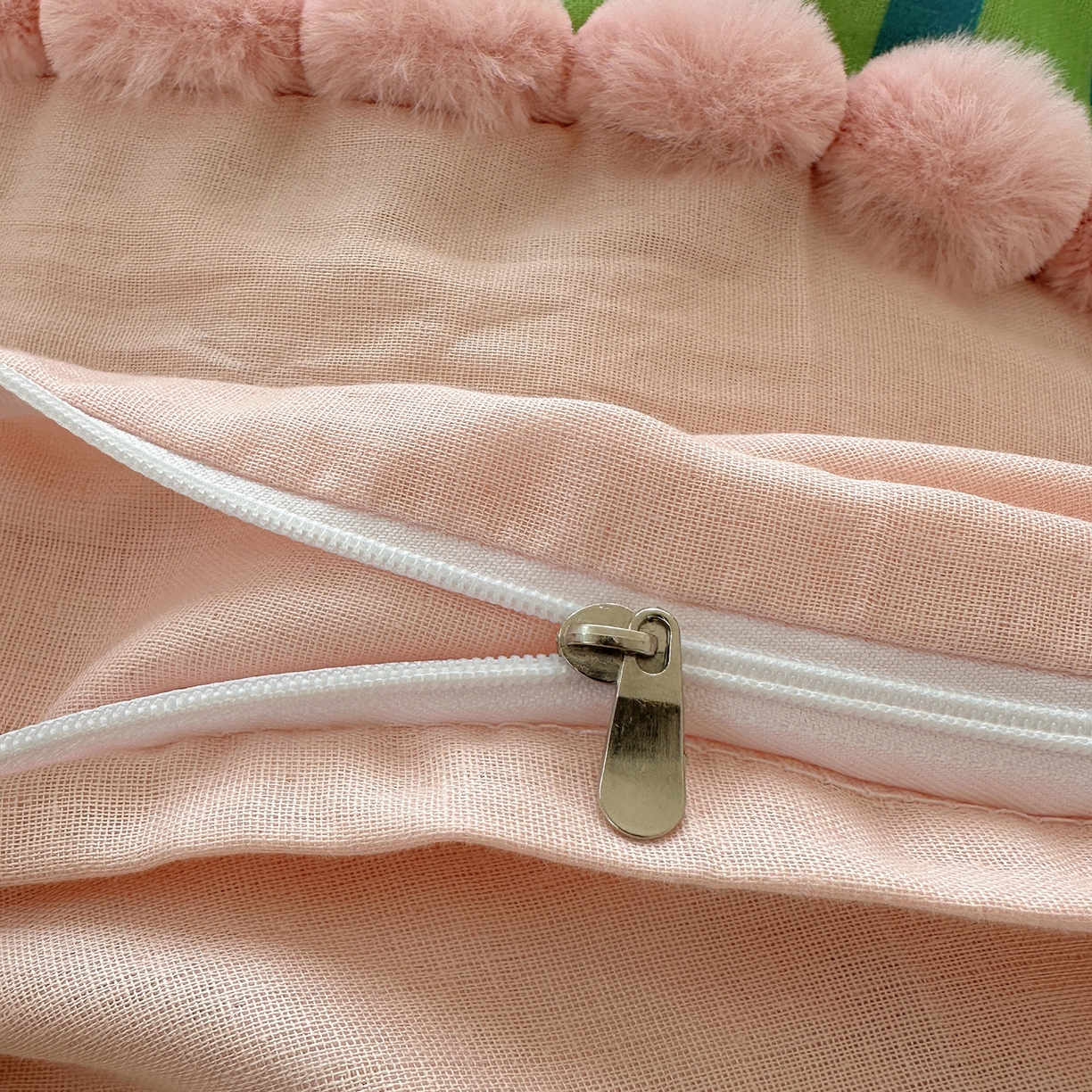 91家纺网 家纺一手货源 找家纺 Sweet dreams甜梦 2026春夏新款全棉纯棉双层纱毛球款四件套 条纹小狗仔