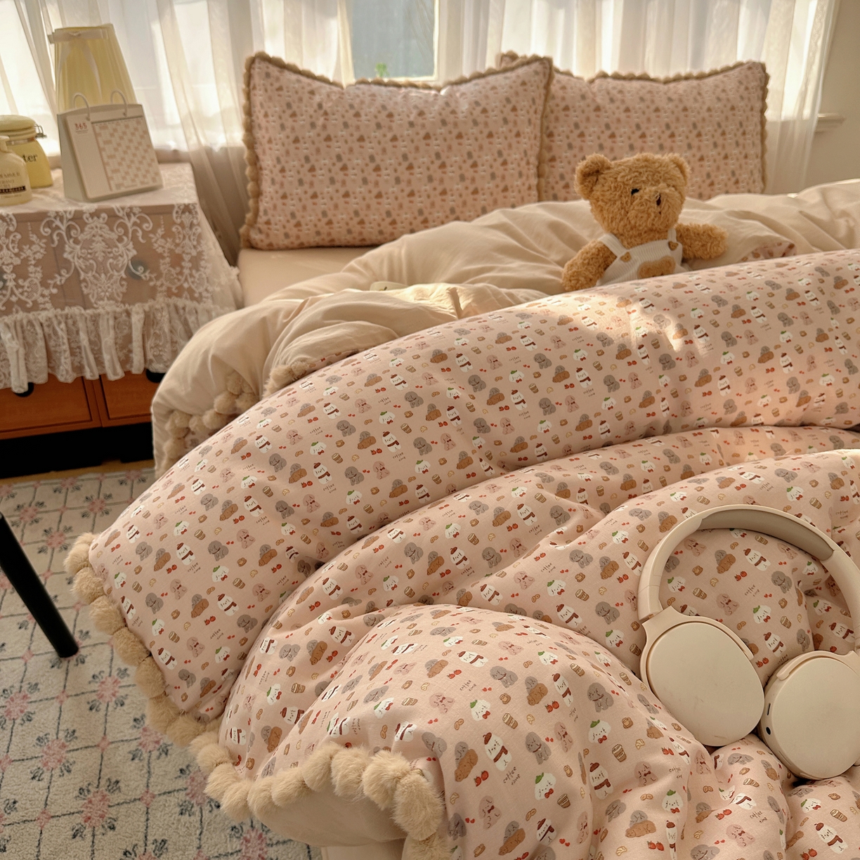 91家纺网 家纺一手货源 找家纺 Sweet dreams甜梦 2026春夏新款全棉纯棉双层纱毛球款四件套 朱古力小奶狗