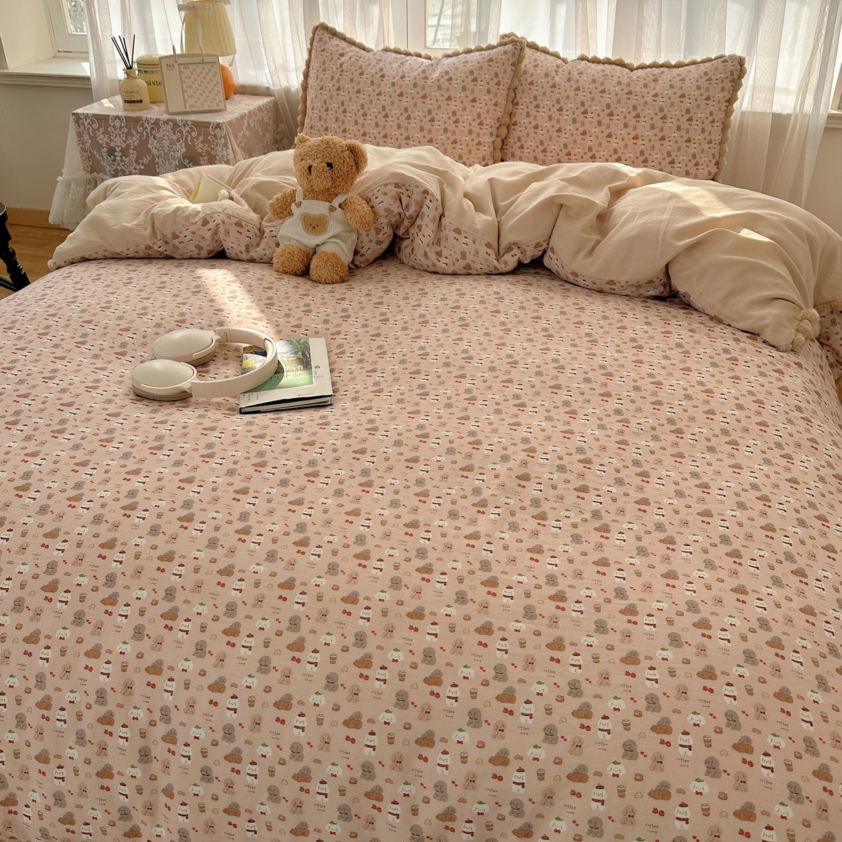 91家纺网 家纺一手货源 找家纺 Sweet dreams甜梦 2026春夏新款全棉纯棉双层纱毛球款四件套 朱古力小奶狗