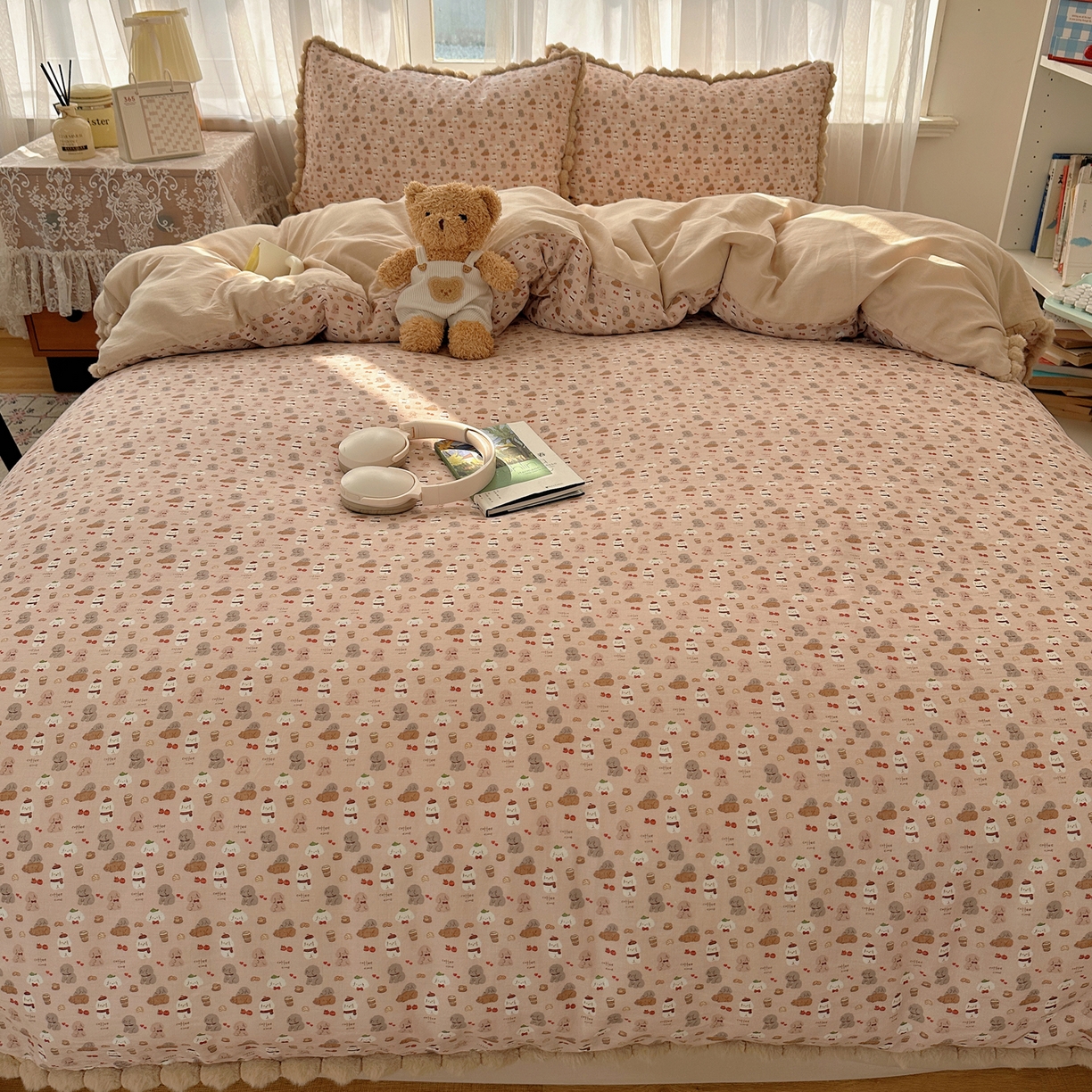 91家纺网 家纺一手货源 找家纺 Sweet dreams甜梦 2026春夏新款全棉纯棉双层纱毛球款四件套 朱古力小奶狗