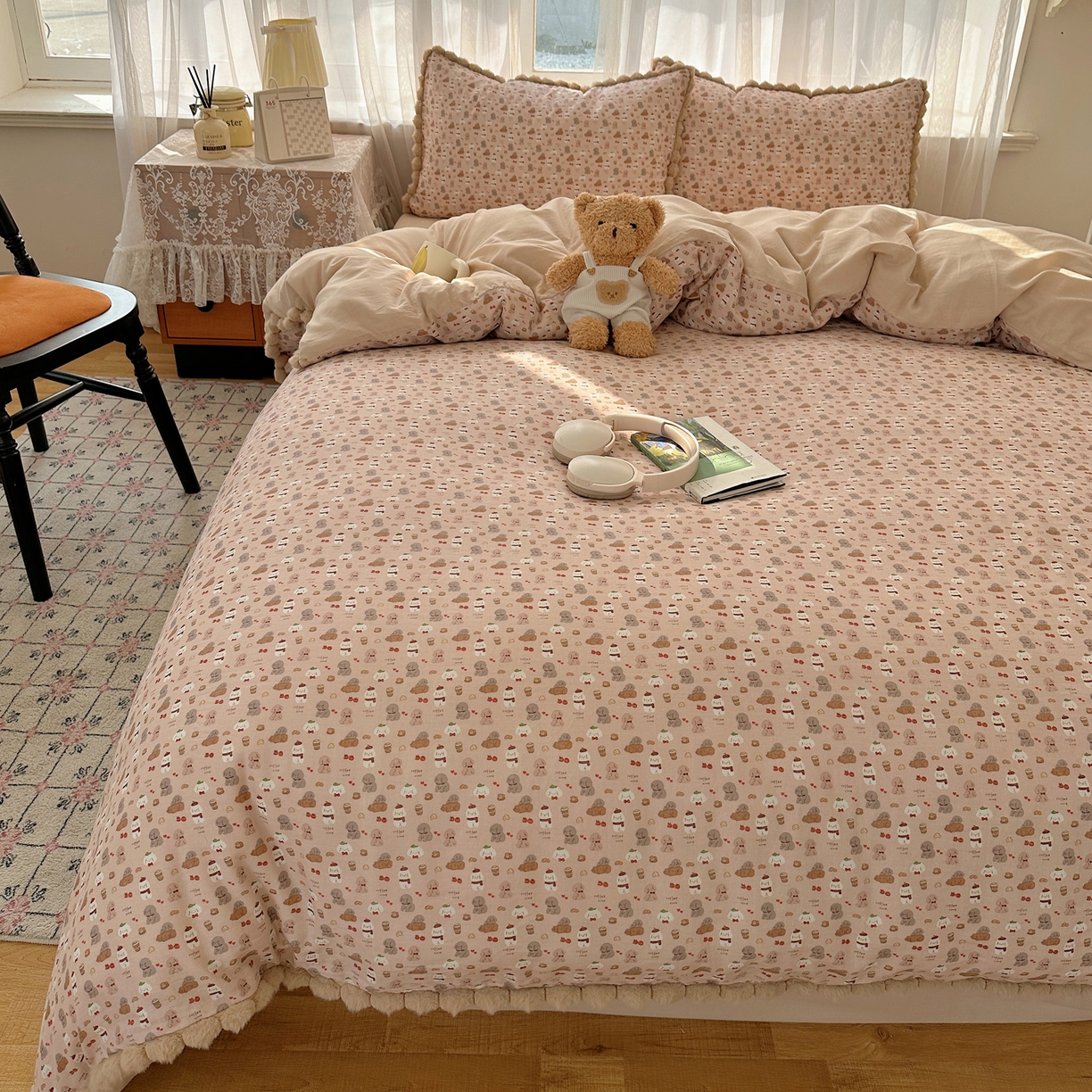 91家纺网 家纺一手货源 找家纺 Sweet dreams甜梦 2026春夏新款全棉纯棉双层纱毛球款四件套 朱古力小奶狗