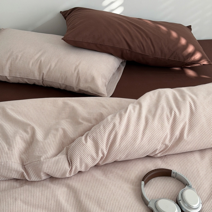 91家纺网 家纺一手货源 找家纺 玖弘家居 2026新款全棉水洗棉色织条纹四件套系列【控价1.2-149  1.5/1.8-179  2.0-199】 粉咖细条（粉咖条+巧克力棕）