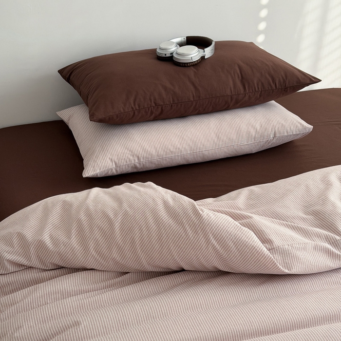 91家纺网 家纺一手货源 找家纺 玖弘家居 2026新款全棉水洗棉色织条纹四件套系列【控价1.2-149  1.5/1.8-179  2.0-199】 粉咖细条（粉咖条+巧克力棕）