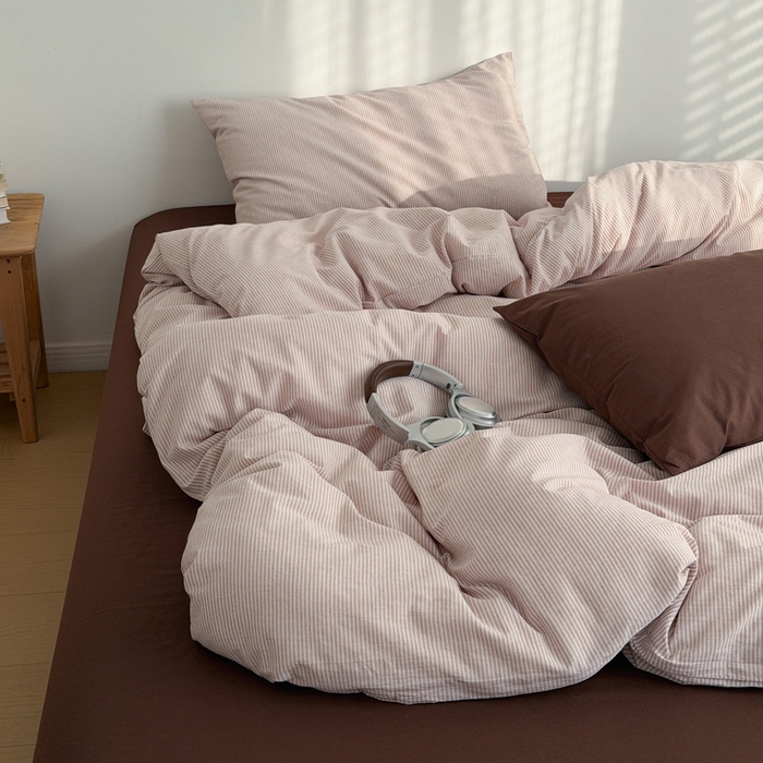 91家纺网 家纺一手货源 找家纺 玖弘家居 2026新款全棉水洗棉色织条纹四件套系列【控价1.2-149  1.5/1.8-179  2.0-199】 粉咖细条（粉咖条+巧克力棕）