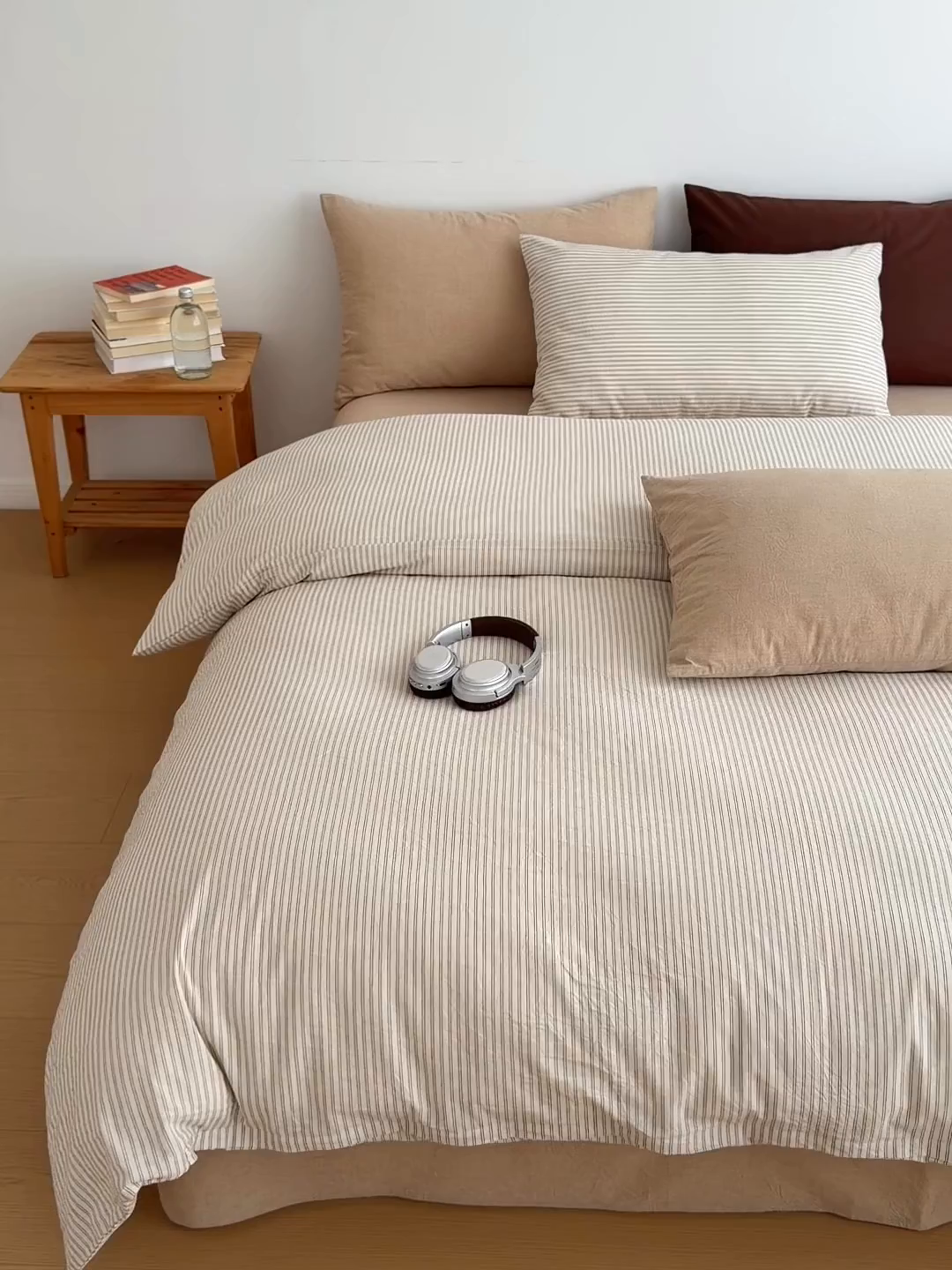 91家纺网 家纺一手货源 找家纺 玖弘家居 2026新款全棉水洗棉色织条纹四件套系列【控价1.2-149  1.5/1.8-179  2.0-199】 米灰条纹（米灰条+卡其）