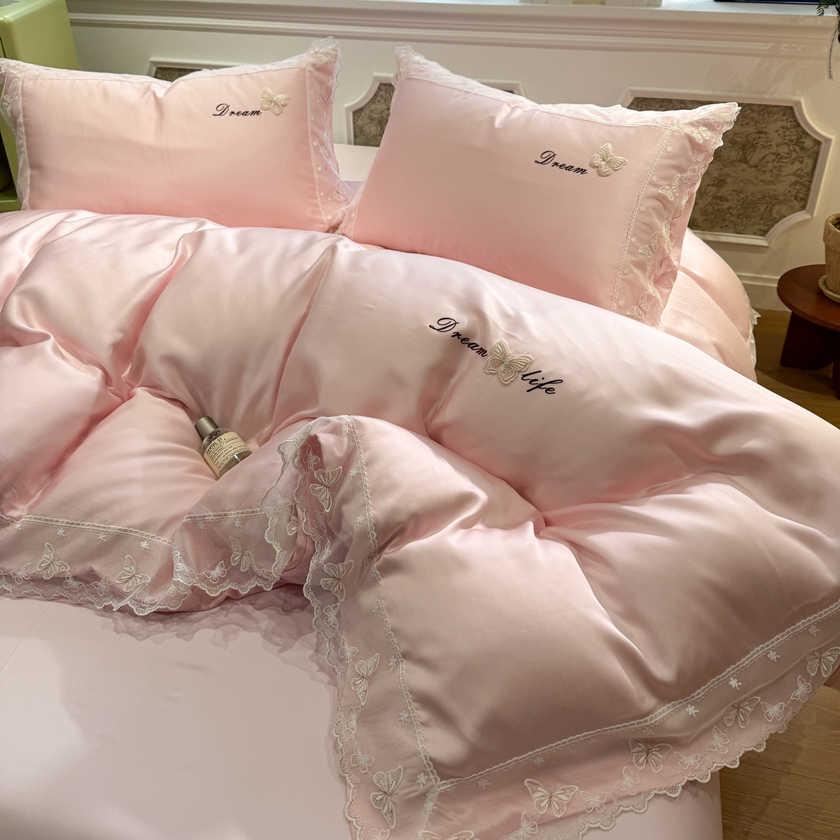 91家纺网 家纺一手货源 找家纺 （总）繁花家居 2026春夏新款冰丝蝴蝶系列凉感蕾丝花边公主风四件套-浅夏