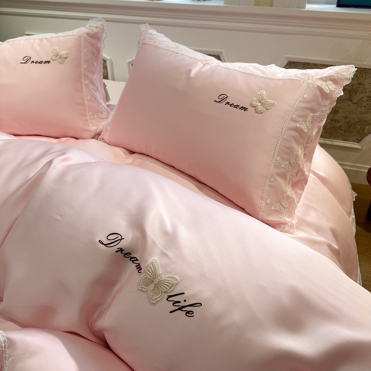 91家纺网 家纺一手货源 找家纺 繁花家居 2026春夏新款冰丝蝴蝶系列凉感蕾丝花边公主风四件套-浅夏 浅夏-粉