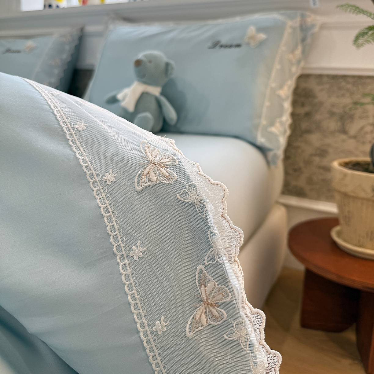 91家纺网 家纺一手货源 找家纺 繁花家居 2026春夏新款冰丝蝴蝶系列凉感蕾丝花边公主风四件套-浅夏 浅夏-蓝