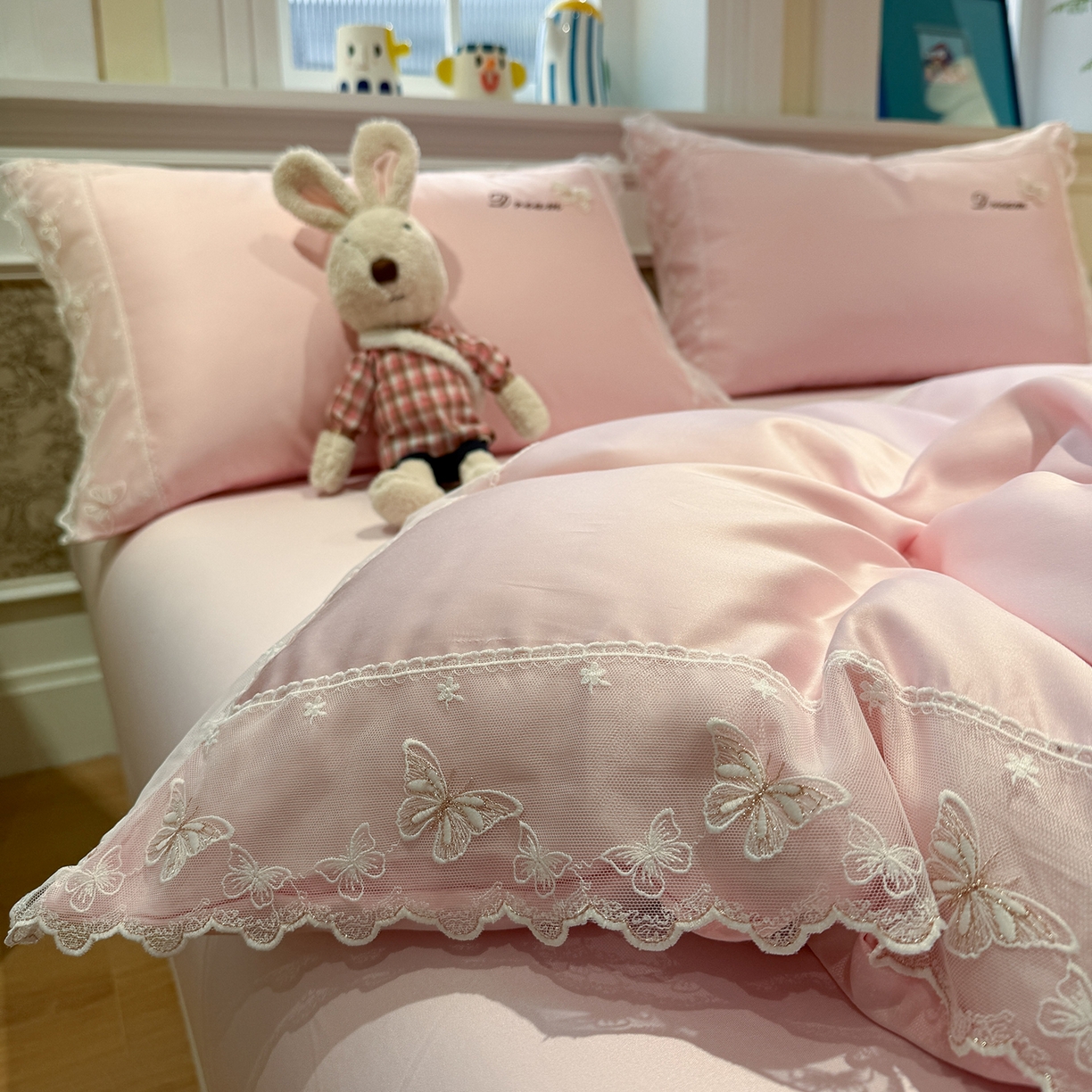 91家纺网 家纺一手货源 找家纺 繁花家居 2026春夏新款冰丝蝴蝶系列凉感蕾丝花边公主风四件套-浅夏 浅夏-粉