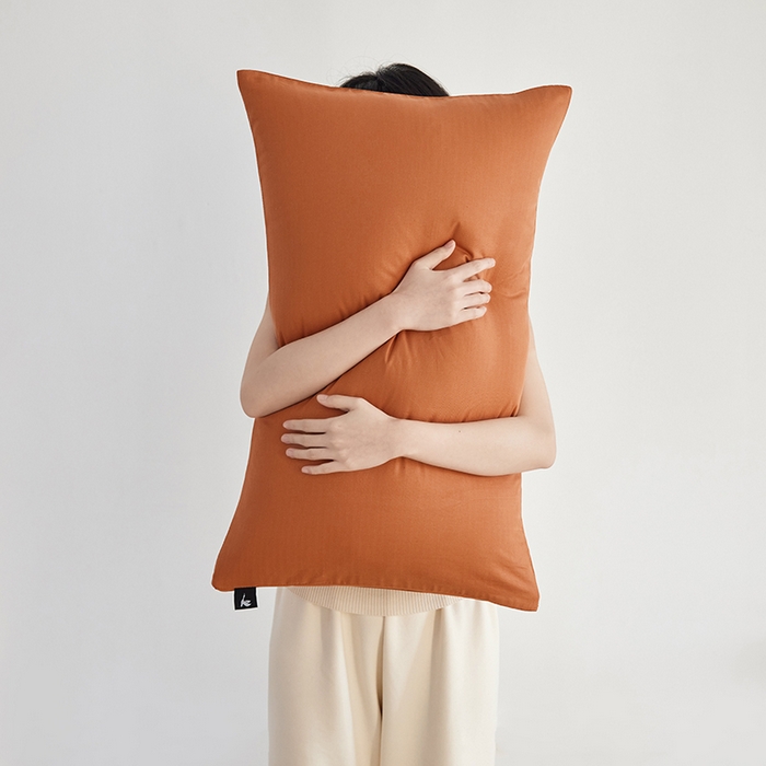 91家纺网 家纺一手货源 找家纺 2026新款A类40S全棉糯感大雁纹提花单品枕套 焦糖