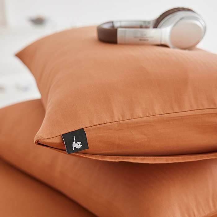 91家纺网 家纺一手货源 找家纺 2026新款A类40S全棉糯感大雁纹提花单品枕套 焦糖