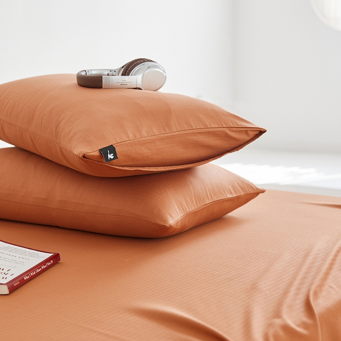 91家纺网 家纺一手货源 找家纺 2026新款A类40S全棉糯感大雁纹提花单品枕套 焦糖