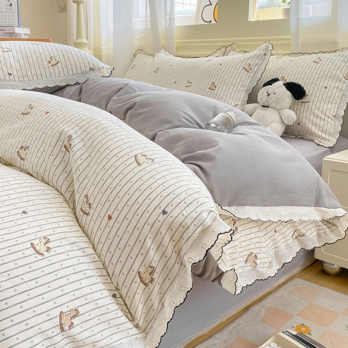 91家纺网 家纺一手货源 找家纺 豫见家纺 2026新款A类仿棉云感纱花边四件套 木马乐园