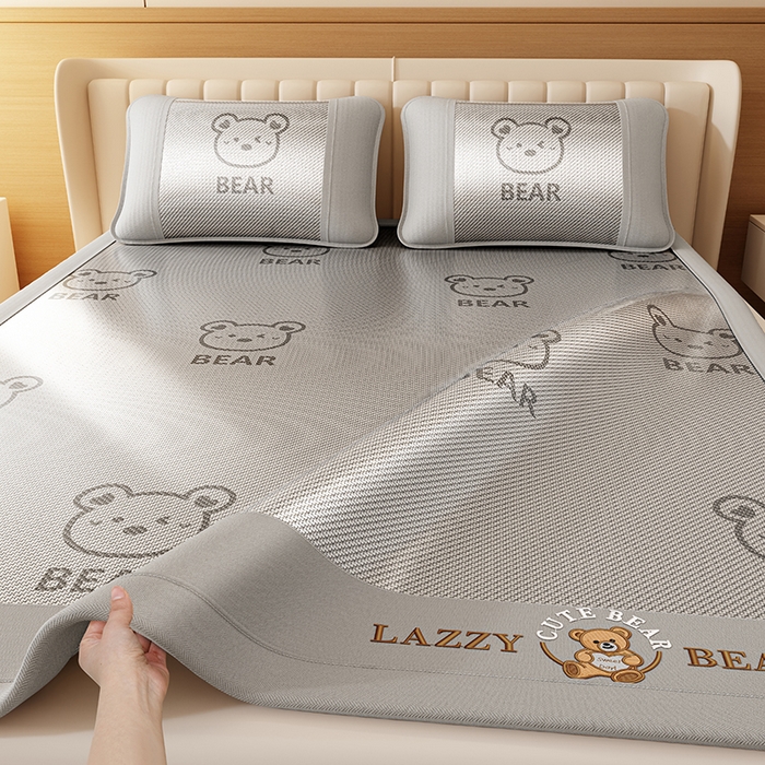 91家纺网 家纺一手货源 找家纺 （总）福来临家纺 2026新款卡皮巴拉小熊款冰藤刺绣凉感席席子凉席-床席款