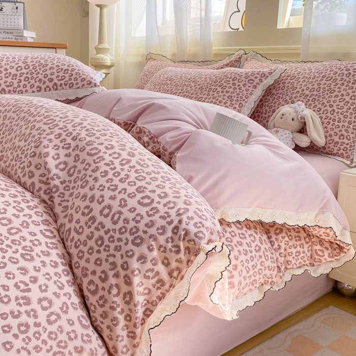 91家纺网 家纺一手货源 找家纺 豫见家纺 2026新款A类仿棉云感纱花边四件套 粉豹纹