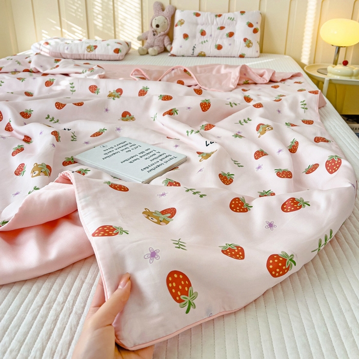 91家纺网 家纺一手货源 找家纺 十九色 2026春夏新款50莱赛尔卡通印花儿童夏被夏凉被空调被 甜心草莓