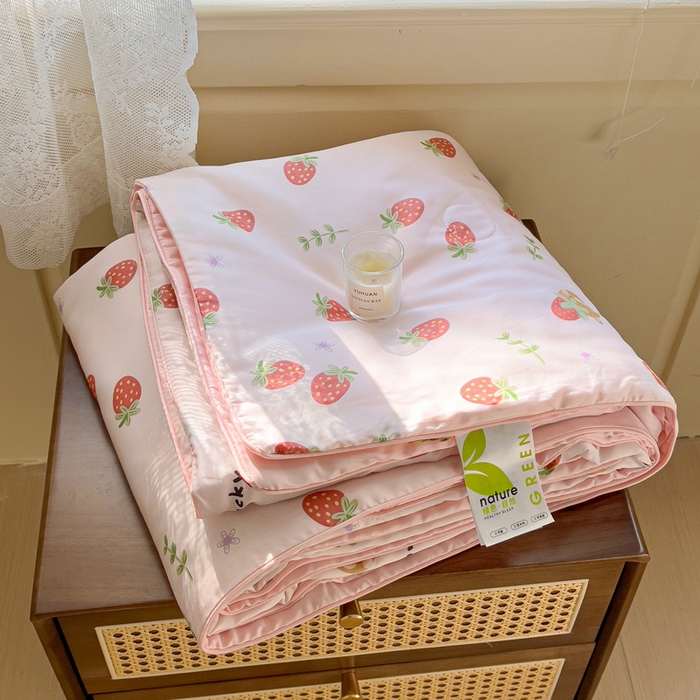 91家纺网 家纺一手货源 找家纺 十九色 2026春夏新款50莱赛尔卡通印花儿童夏被夏凉被空调被 甜心草莓