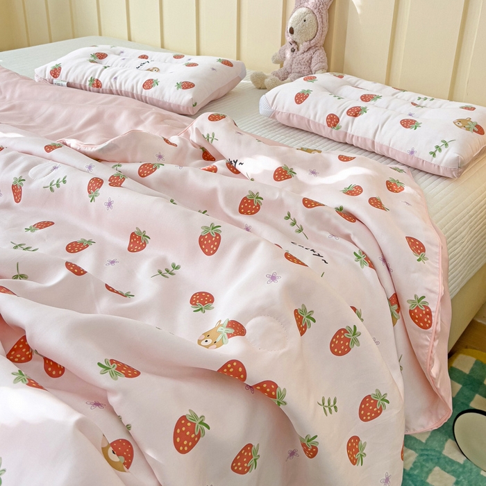 91家纺网 家纺一手货源 找家纺 十九色 2026春夏新款50莱赛尔卡通印花儿童夏被夏凉被空调被 甜心草莓