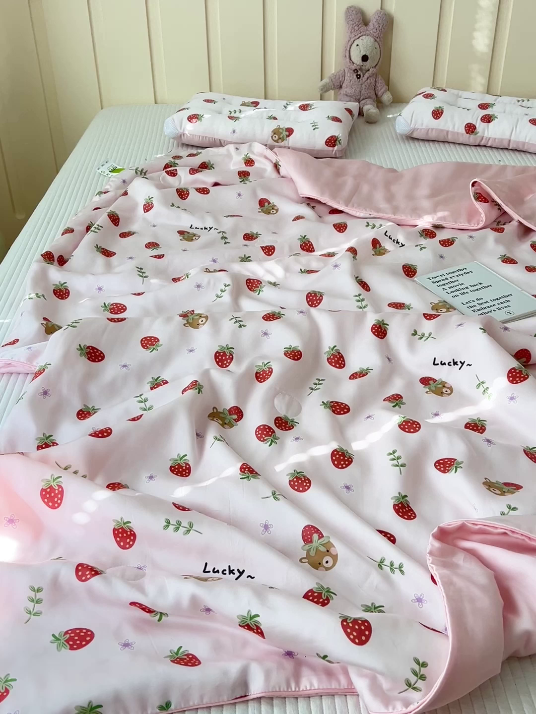 91家纺网 家纺一手货源 找家纺 十九色 2026春夏新款50莱赛尔卡通印花儿童夏被夏凉被空调被 甜心草莓