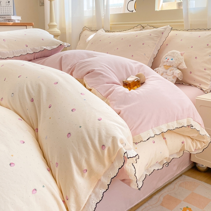 91家纺网 家纺一手货源 找家纺 豫见家纺 2026新款A类仿棉云感纱花边四件套 草莓多多