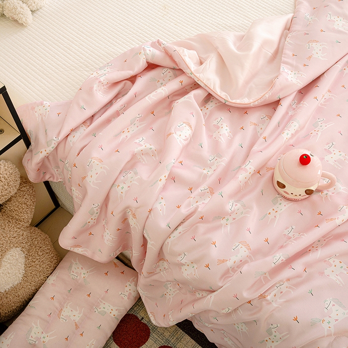 91家纺网 家纺一手货源 找家纺 十九色 2026春夏新款50莱赛尔卡通印花儿童夏被夏凉被空调被 星花小马