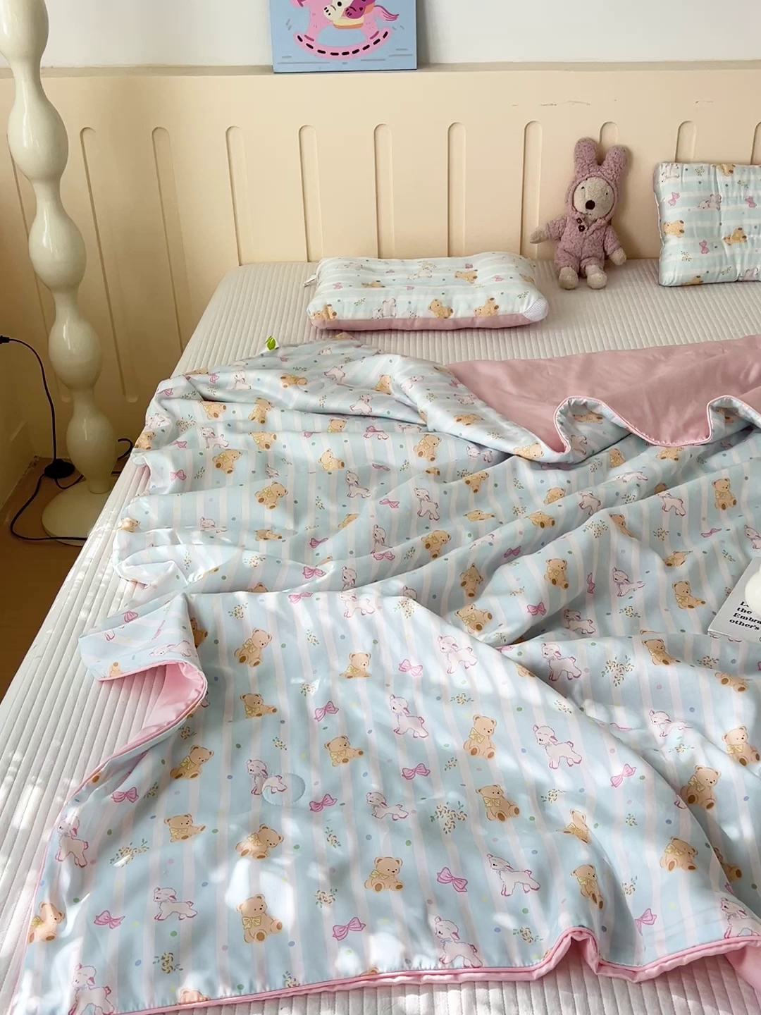 91家纺网 家纺一手货源 找家纺 十九色 2026春夏新款50莱赛尔卡通印花儿童夏被夏凉被空调被 领结熊