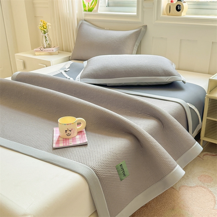 91家纺网 家纺一手货源 找家纺 （总）雯豆家纺 2026春夏新款凉感丝豆豆凉席席子三件套冰丝软席三明治款平铺席子