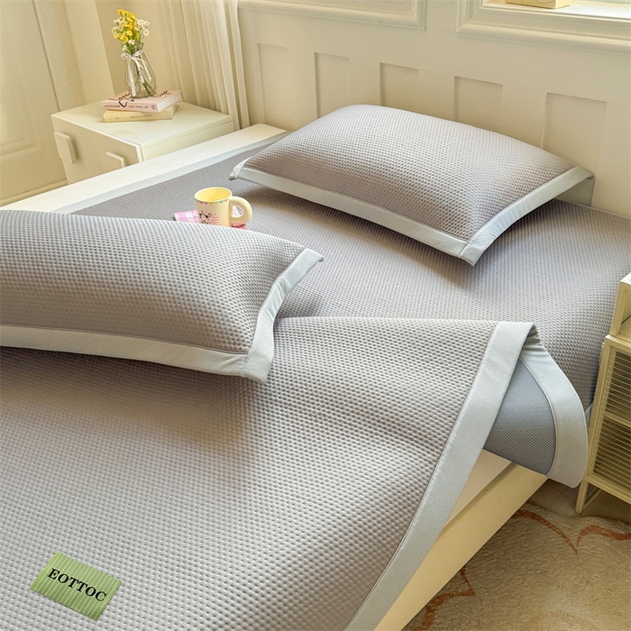 91家纺网 家纺一手货源 找家纺 雯豆家纺 2026春夏新款凉感丝豆豆凉席席子三件套冰丝软席三明治款平铺席子 凉感丝豆豆席-冰川灰