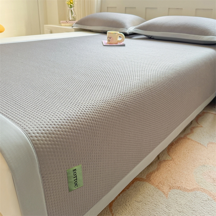 91家纺网 家纺一手货源 找家纺 雯豆家纺 2026春夏新款凉感丝豆豆凉席席子三件套冰丝软席三明治款平铺席子 凉感丝豆豆席-冰川灰