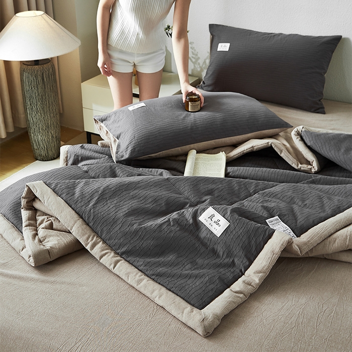 91家纺网 家纺一手货源 找家纺 恋人优选 2026新款波纹纱全棉提花夏被空调被 山屿灰