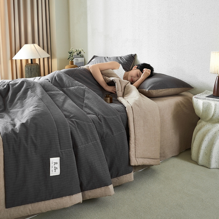 91家纺网 家纺一手货源 找家纺 恋人优选 2026新款波纹纱全棉提花夏被空调被 山屿灰