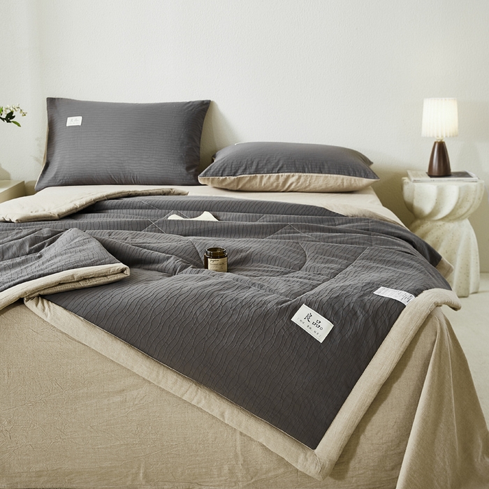 91家纺网 家纺一手货源 找家纺 恋人优选 2026新款波纹纱全棉提花夏被空调被 山屿灰