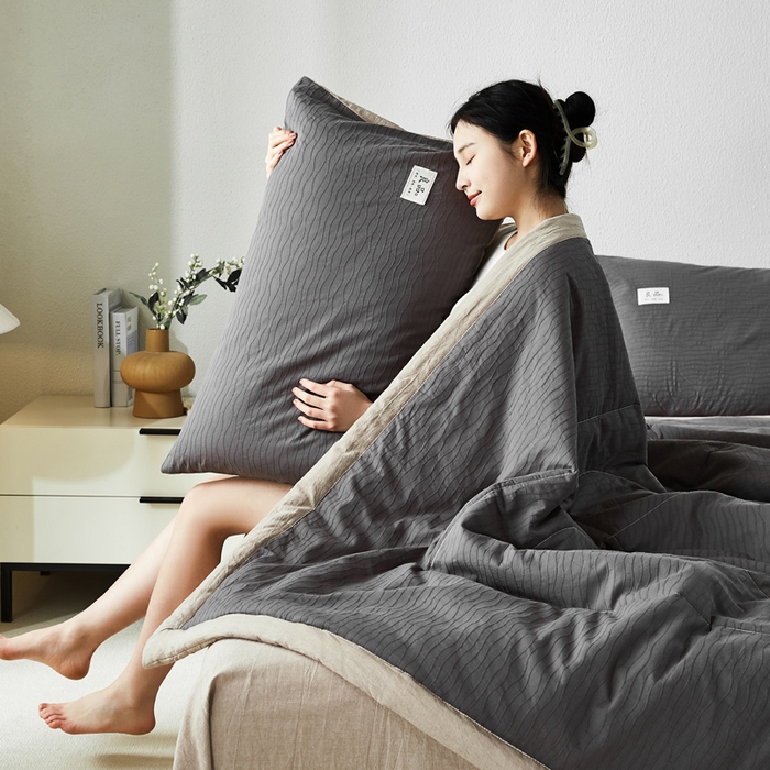 91家纺网 家纺一手货源 找家纺 恋人优选 2026新款波纹纱全棉提花夏被空调被 山屿灰