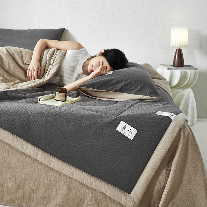 91家纺网 家纺一手货源 找家纺 恋人优选 2026新款波纹纱全棉提花夏被空调被 山屿灰