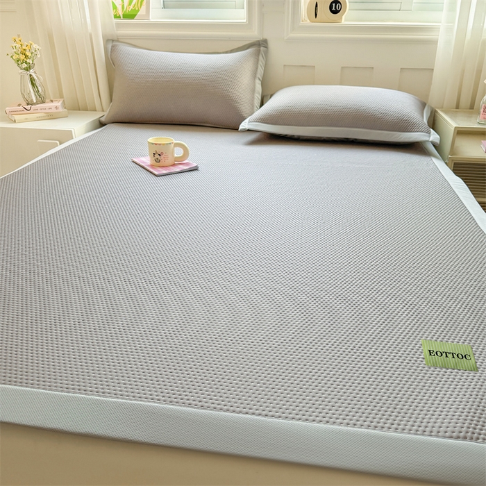 91家纺网 家纺一手货源 找家纺 雯豆家纺 2026春夏新款凉感丝豆豆凉席席子三件套冰丝软席三明治款平铺席子 凉感丝豆豆席-冰川灰