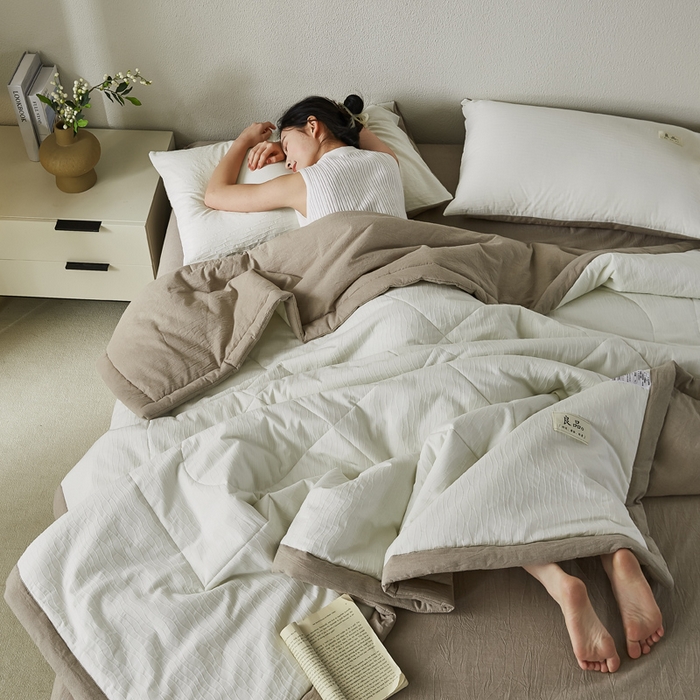 91家纺网 家纺一手货源 找家纺 恋人优选 2026新款波纹纱全棉提花夏被空调被 云雨白