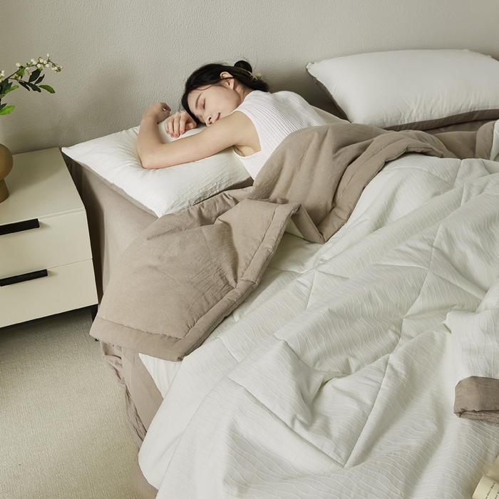 91家纺网 家纺一手货源 找家纺 恋人优选 2026新款波纹纱全棉提花夏被空调被 云雨白