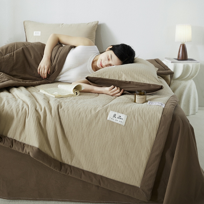 91家纺网 家纺一手货源 找家纺 恋人优选 2026新款波纹纱全棉提花夏被空调被 星柔棕