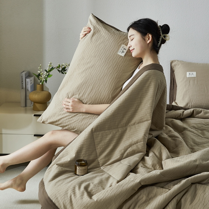 91家纺网 家纺一手货源 找家纺 恋人优选 2026新款波纹纱全棉提花夏被空调被 星柔棕