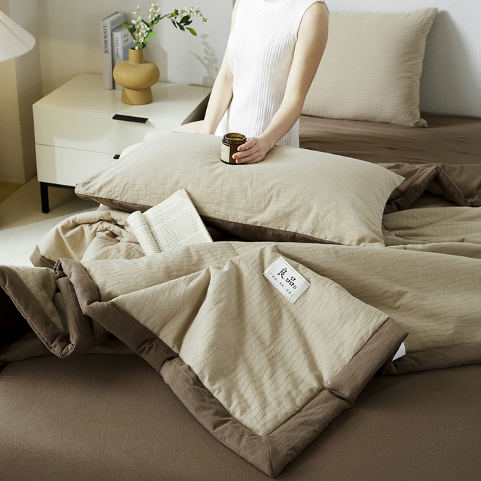 91家纺网 家纺一手货源 找家纺 恋人优选 2026新款波纹纱全棉提花夏被空调被 星柔棕