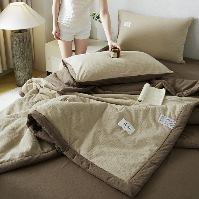 91家纺网 家纺一手货源 找家纺 恋人优选 2026新款波纹纱全棉提花夏被空调被 星柔棕